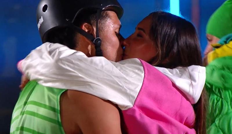 Segundo beso entre Farid y Cata