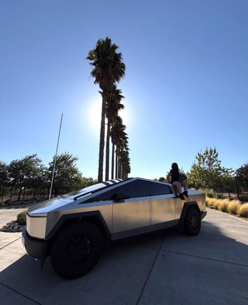 Naya Fácil y su Tesla Cybertruck | Instagram