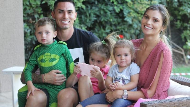 Jean Paul Pineda junto a Faloon Larraguibel y sus hijos