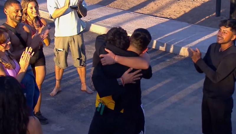 El abrazo entre Kanela y Bimza