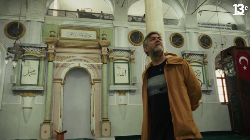 Felipe Braun al interior de una mezquita turca. Créditos: 13C.