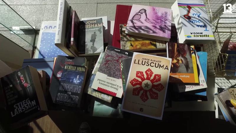 Libros donados en interior de tienda solidaria Coaniquem. Créditos: 13C