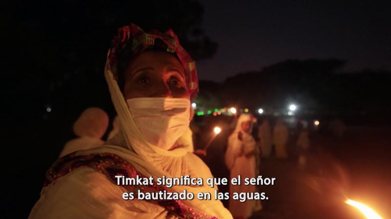 Mujer explica qué es el Timkat en Etiopía. Créditos: 13C.