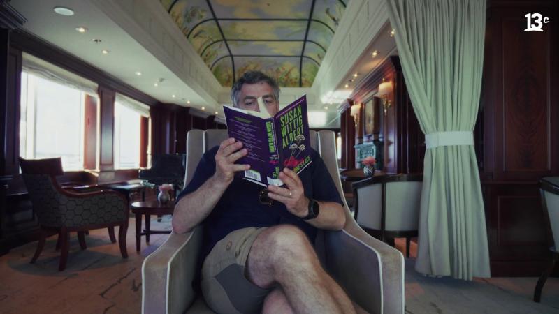 Felipe Braun en biblioteca del crucero Azamara. Créditos: 13C.