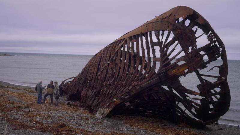 Felipe Braun y Marcelo Alonso junto a barcos varados. Créditos: 13C