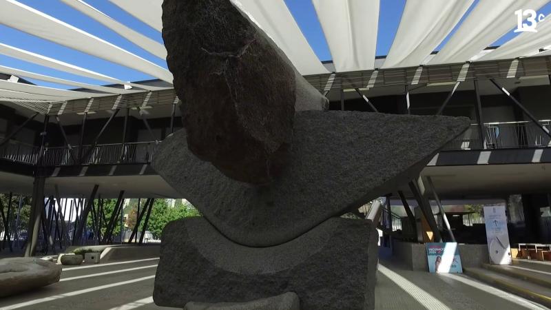 Esculturas de piedra en Centro Cultural de Lo Barnechea. Créditos: 13C.