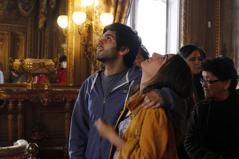 Dos personas al interior del Palacio Cousiño durante celebración del Día de los Patrimonios. Agencia UNO.