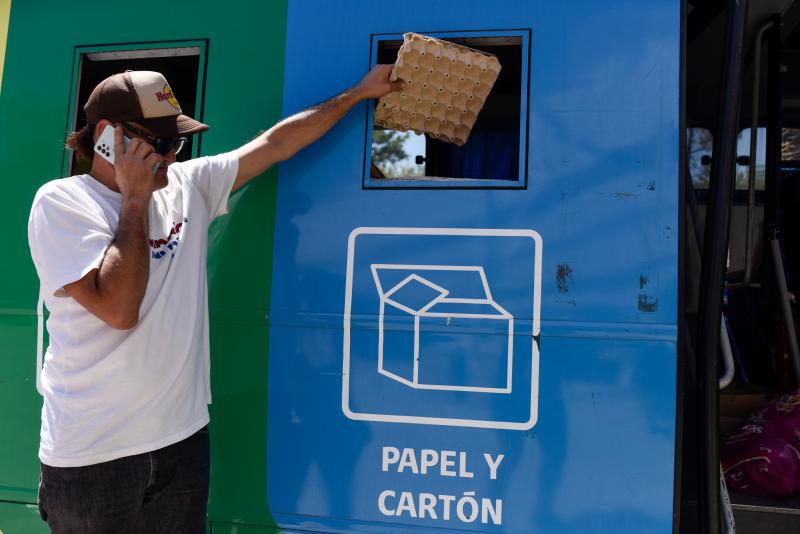 Persona deja caja de huevos de cartón en punto de reciclaje. Créditos: Agencia UNO.