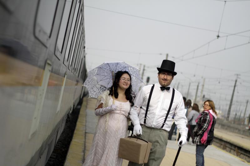 Personas vestidas con trajes antiguos en Estación Central para el Día de los Patrimonios. / Agencia UNO.
