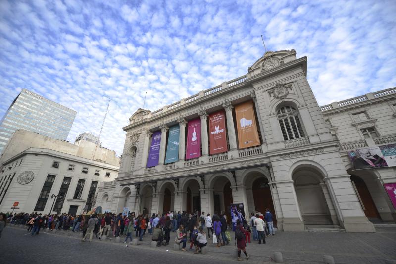 Frontis Teatro Municipal de Santiago. Créditos: Agencia UNO.