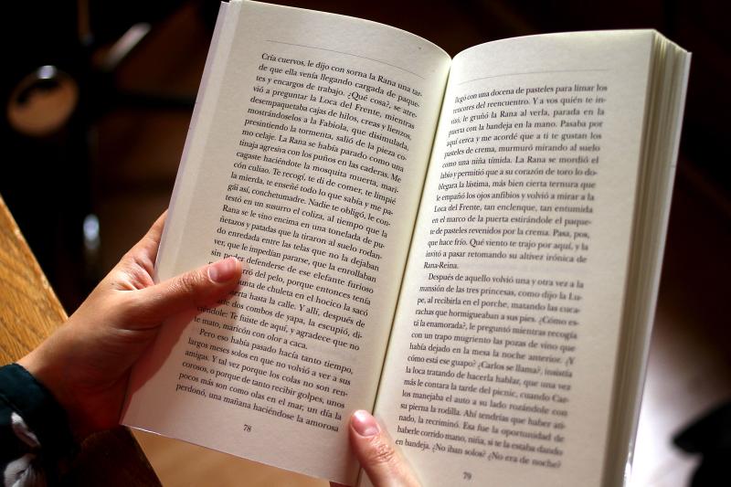 Persona sostiene un libro abierto. Créditos: Agencia Uno.