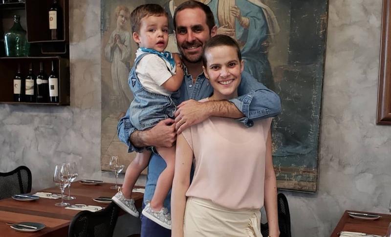 Cristián Arriagada junto a Javiera Suárez y su hijo