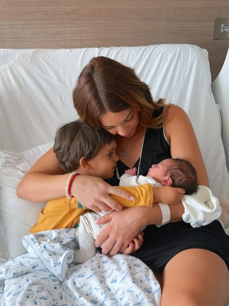 Vale Caballero junto a sus hijos, Kai y Alana | Instagram
