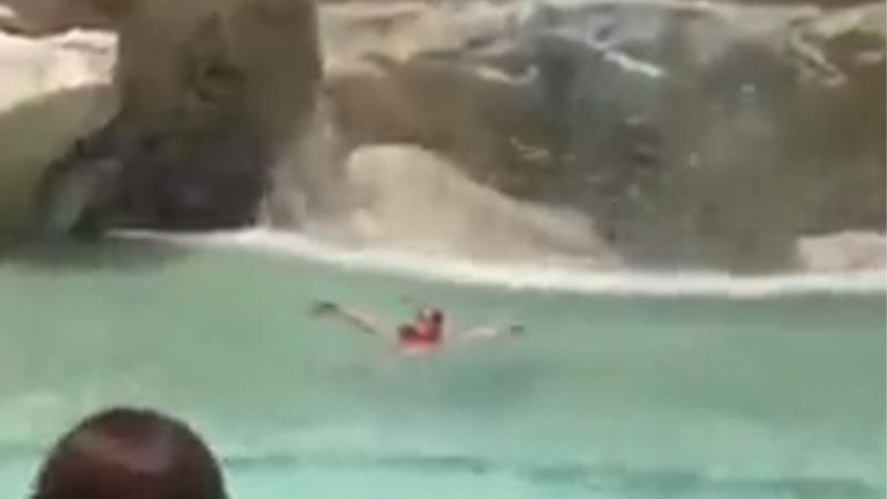 Mujer nadó en famosa Fontana di Trevi de Italia y fue sacada a gritos