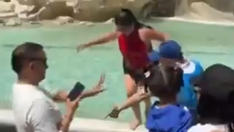 Mujer nadó en famosa Fontana di Trevi de Italia y fue sacada a gritos