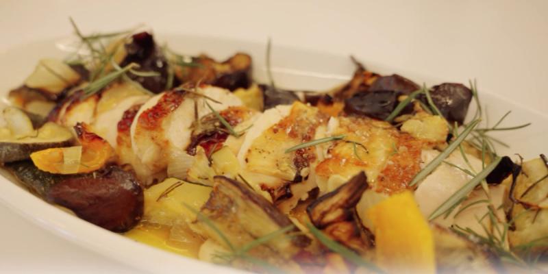 Virginia Demaria preparó pollo asado mediterráneo con verduras al horno. 13C