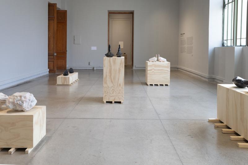 "Intocables" pertenece a la exposición "Dicho a Mano" presente en el Museo de Arte Contemporáneo