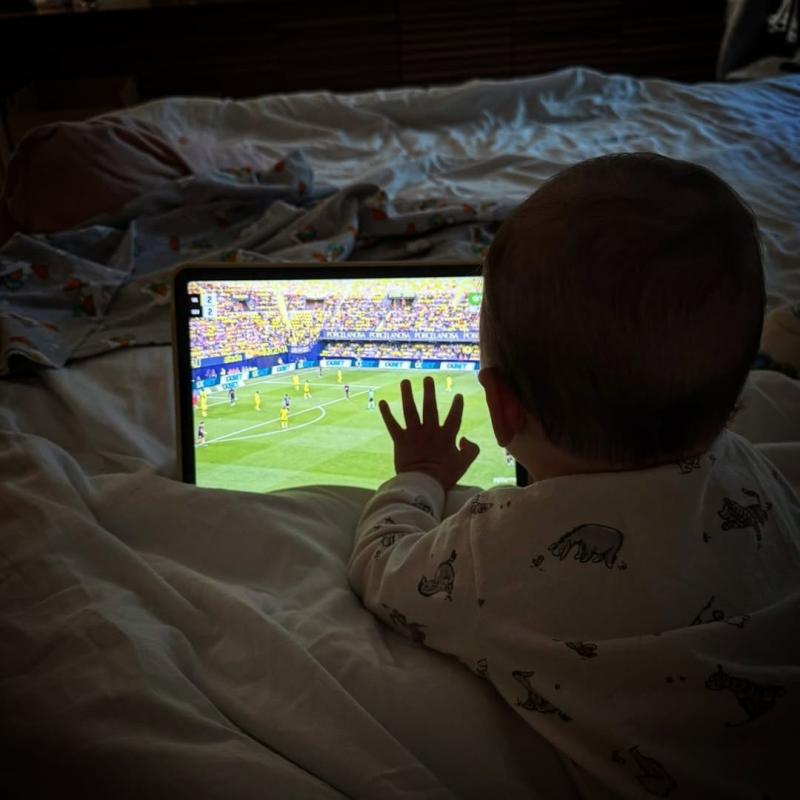 Foto de Bela, hija de Alexis Sánchez viendo el partido | Instagram