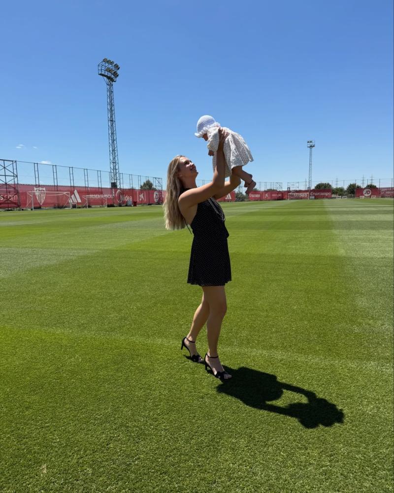 Foto familiar de Alexis Sánchez y Alexandra Litvinova | Instagram