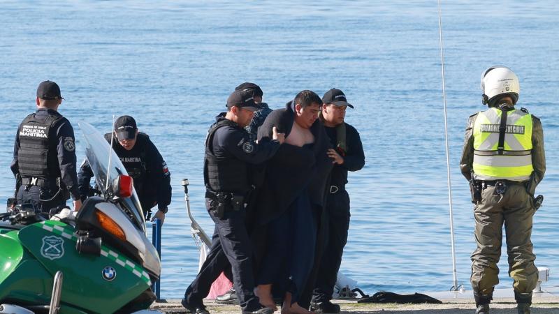 Uno de los pescadores sobrevivientes tras volcamiento de lancha en Talcahuano - Créditos: ATON