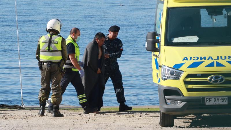 Uno de los pescadores sobrevivientes tras volcamiento de lancha en Talcahuano - Créditos: ATON