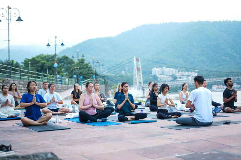 Meditación al aire libre. Créditos: Pexels.