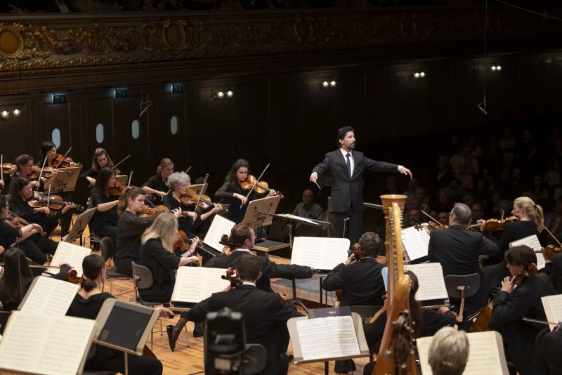 Director y solista: Richard Octaviano Kogima debuta en Chile dirigiendo desde el piano a la Orquesta Sinfónica UdeC.