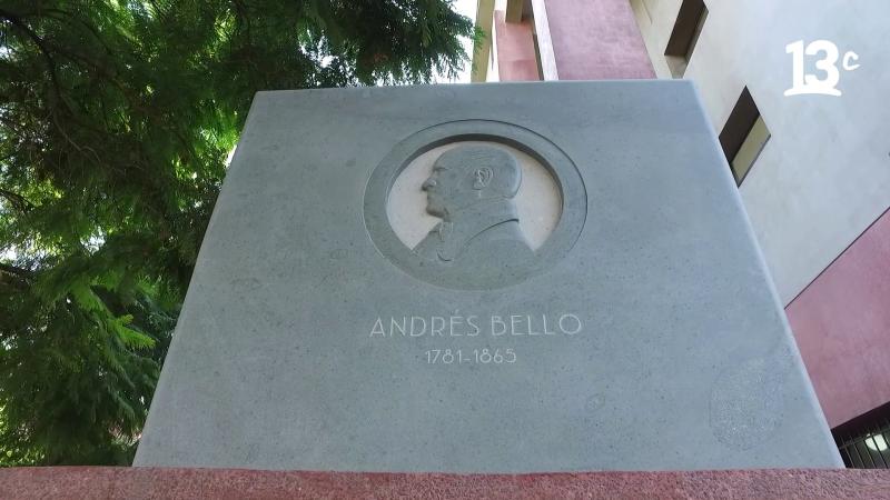Figura de Andrés Bello en Facultad de Derecho de la Universidad de Chile. Créditos: 13C.