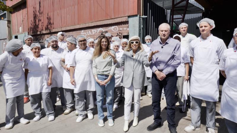 María Teresa Balmaceda junto a la comunidad que da forma a la Pastelería El Parrón. Créditos: 13C.