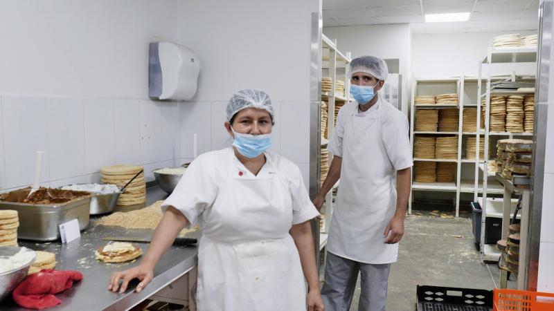Trabajadores de Pastelería El Parrón. Créditos: 13C.
