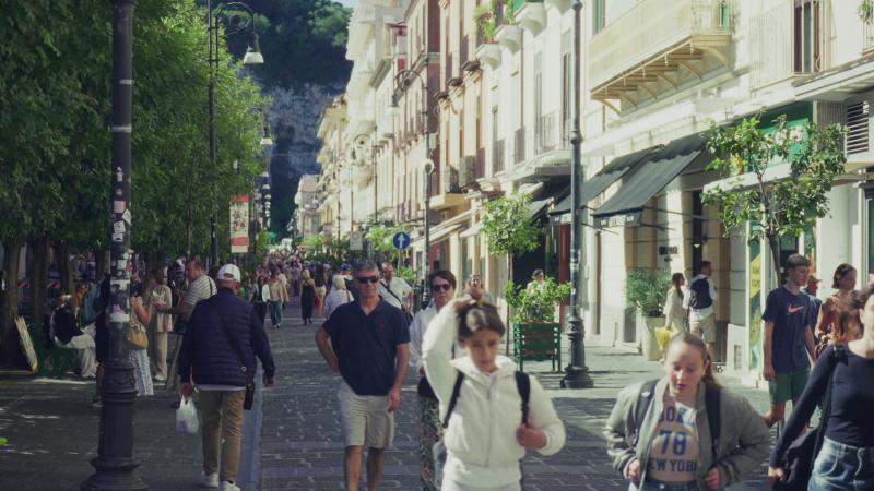 Personas en calles de Sorrento, Italia. Créditos: 13C.