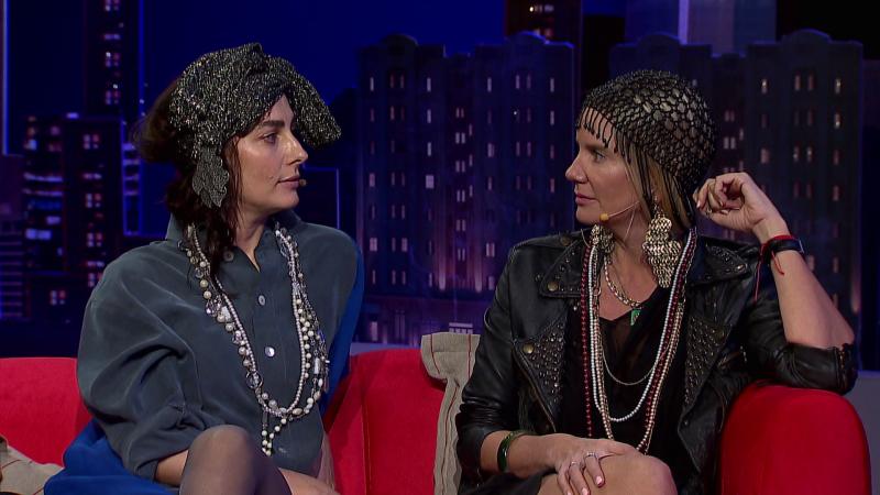 Javiera Díaz de Valdés y Javiera Acevedo con los icónicos sombreros de La Vicky y la Gaby. Créditos: 13C.