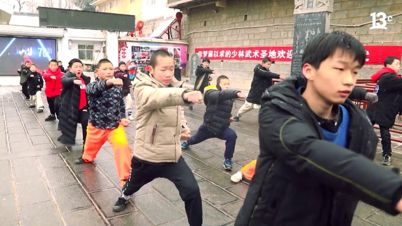 Jóvenes chinos entrenan el arte del kung fu. 13C.