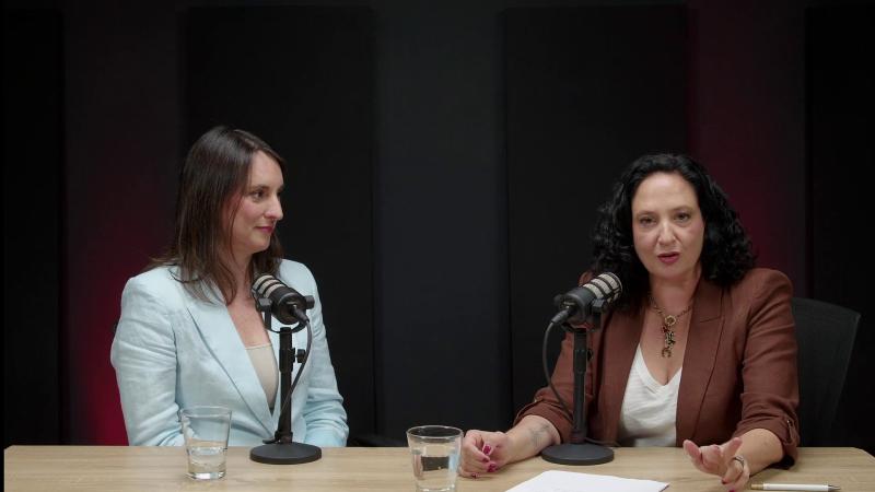 Soledad Ramírez, gerenta de sostenibilidad de Banco Santander y la conductora Daniela Yazigi de Impacto en 10 minutos. Créditos: 13C.