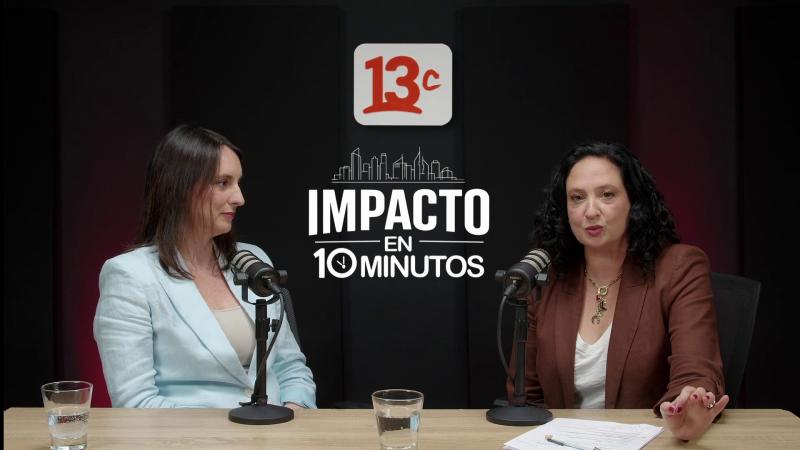 Soledad Ramírez, gerenta de sostenibilidad de Banco Santander y la conductora Daniela Yazigi de Impacto en 10 minutos. Créditos: 13C.