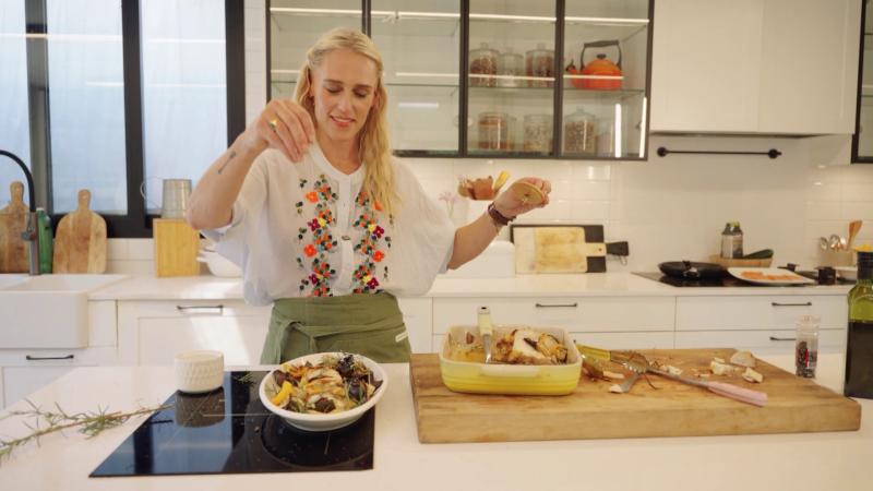 Virginia Demaria preparó pollo asado mediterráneo con verduras al horno. 13C