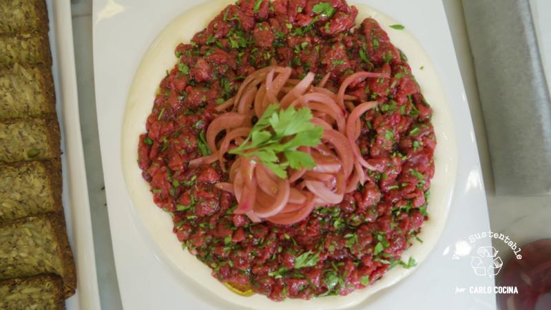 Tártaro de posta con cebolla encurtida.