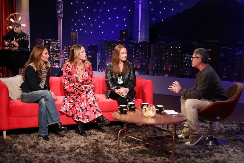 Yazmín Vásquez, Maly Jorquiera y Claudia Conserva con Marcelo Comparini. Créditos: 13C.