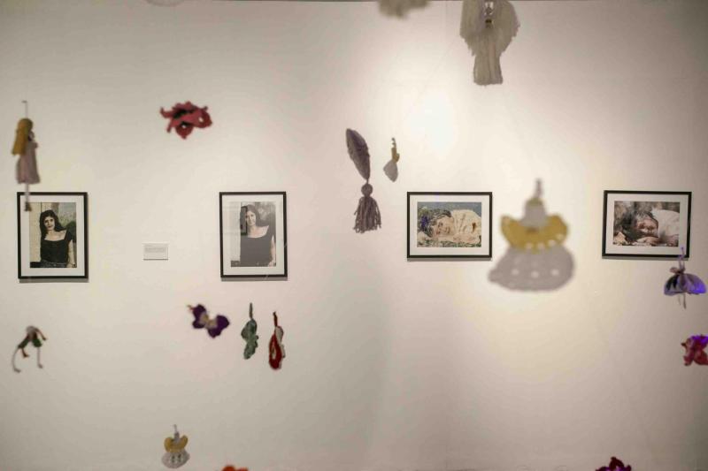 “Retratarse desde la fibra”: CCU en el arte inaugura expo de arte textil y resiliencia en su sala foco social.