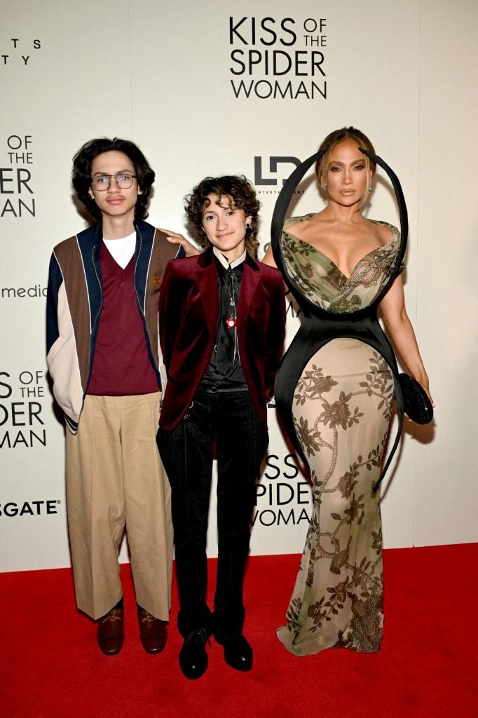 Jlo junto a sus hijos Maximilian (Izq) y Emme (centro) | AFP