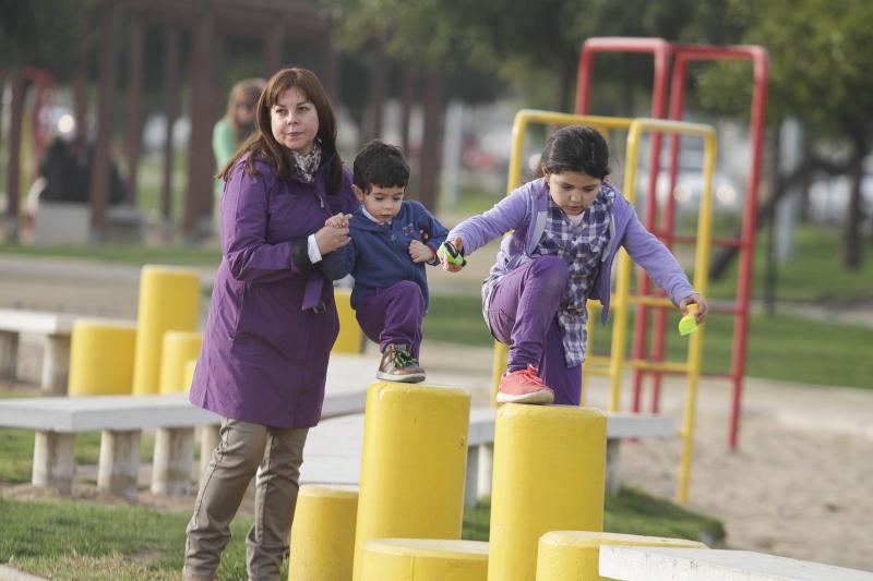 Familia con niños en Valparaíso. Créditos: Agencia UNO.