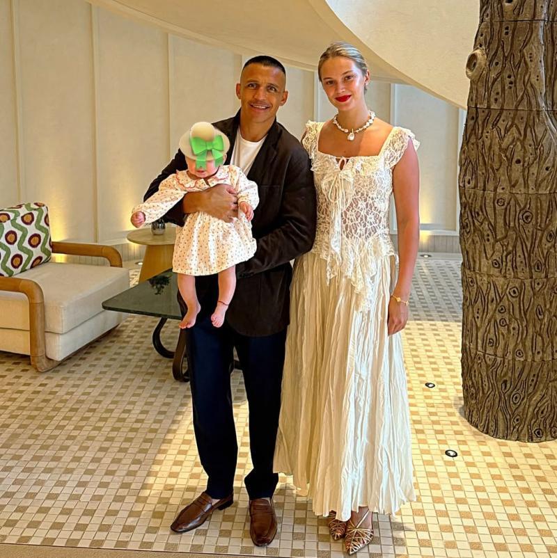 Alexis Sánchez junto a su pareja Alexandra y su hija Bela | Instagram