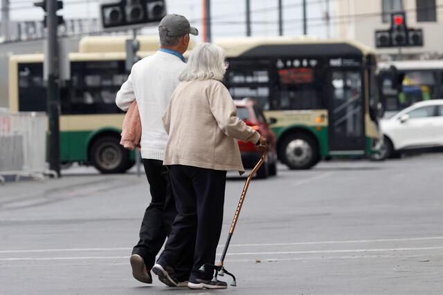 Bonos que pueden recibir adultos mayores - Aton Chile