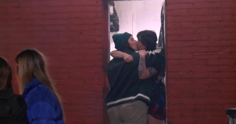 El beso entre Mopa y Natu