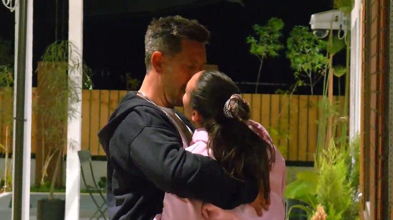 El beso entre Paz y Pastorino en "Vecinos al límite"