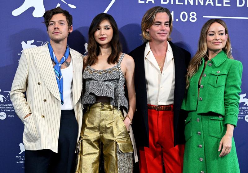 Harry Styles junto a Olivia Wilde y los actores Gemma Chan y Chris Pine durante el Festival Internacional de Venecia por película "Don't Worry darling" | AFP