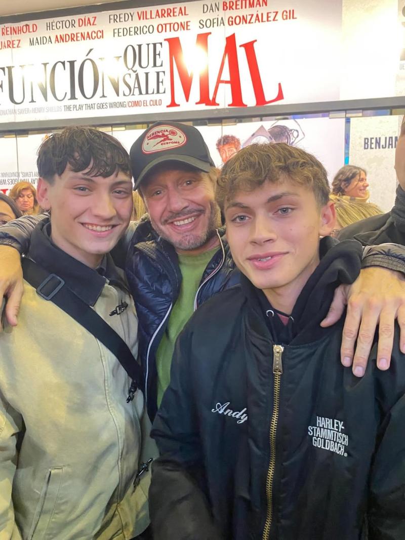 Hijos de Sebastián Layseca y Carmen Gloria Bresky junto a Benjamín Vicuña | Instagram