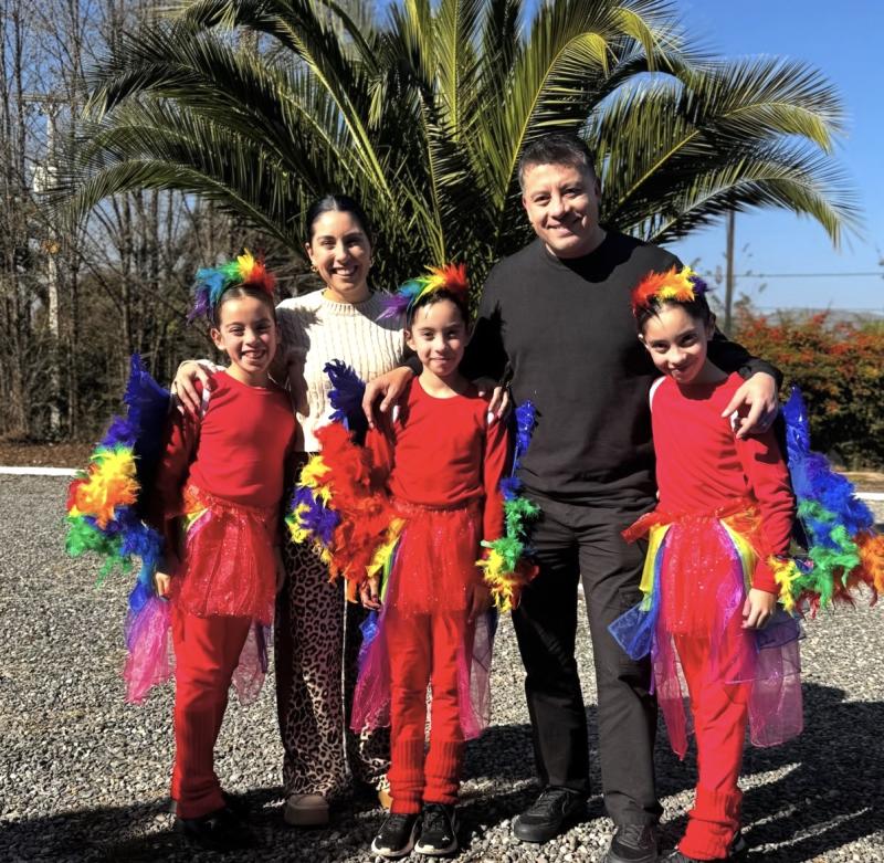 Leandro Martínez y sus hijas con Camila Guzmán - Instagram