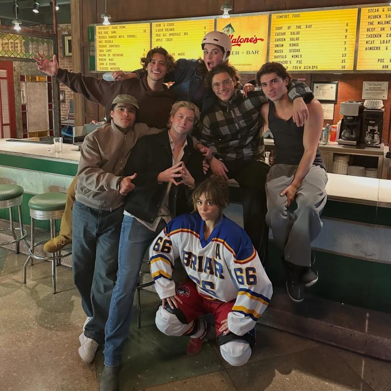 Mika Abdalla con el elenco de Off Campus | Instagram