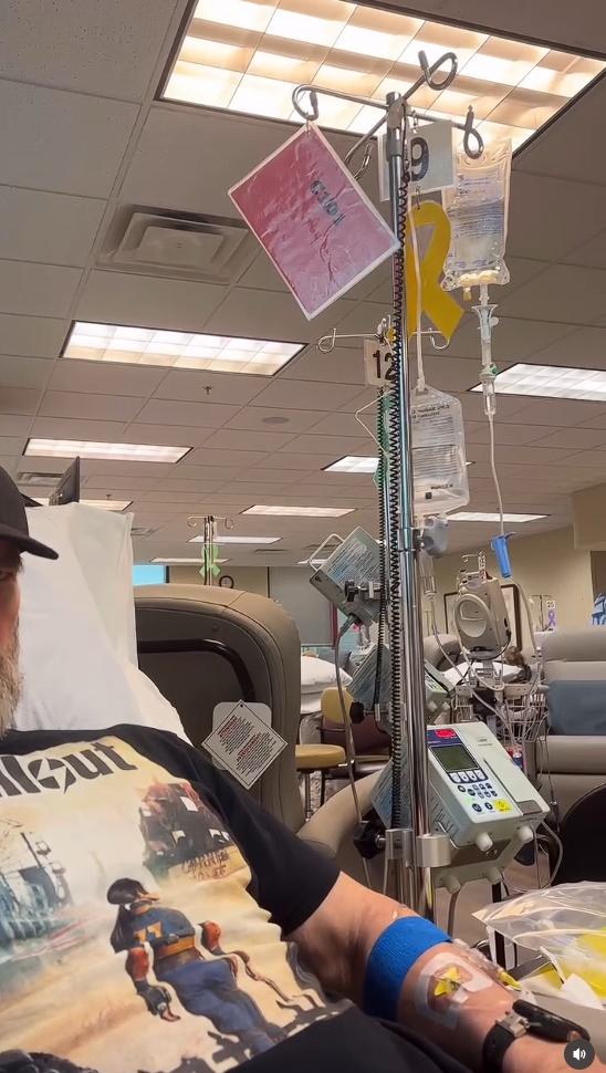 Actor Taylor Mane se muestra recibiendo quimioterapia tras ser diagnosticado con cáncer de mama | Instagram